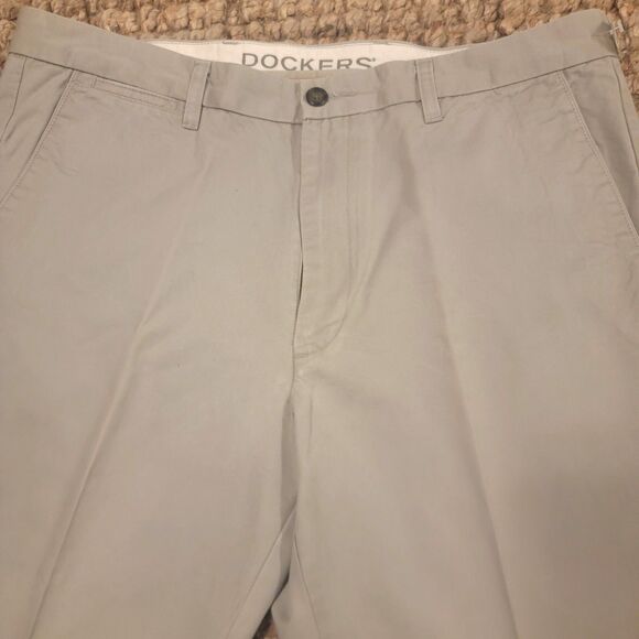 Dockers D3 Signature Khaki Classic Fit Flat Front No Iron Pant Excellent 38x32 - Picture 1 of 12